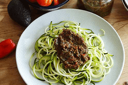 Zucchini-Spaghetti mit Frischkost-Tomatensauce