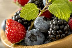 Himbeeren und Blaubeeren