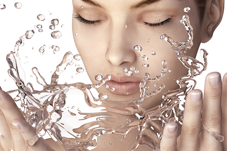 Frau gießt Wasser in ihr Gesicht